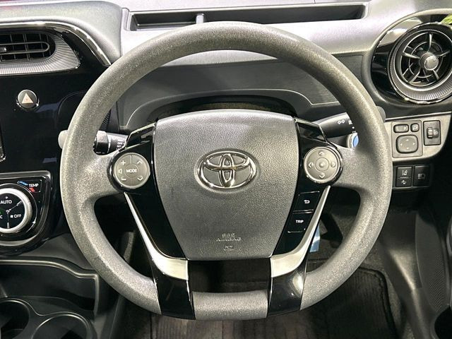 �C���e���A�ɍ��킹���f�U�C���̃X�e�A�����O�́A�^�]�������̂��Ƃ��l���A�^�]���₷���`��A�傫���ł��B�����x�A���ۂɐG���Ă��m���߂��������B