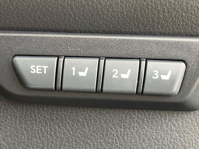 【メモリー機能付きパワーシート】ドライバーごとに設定したシート位置を記憶して、ボタン一つで切り替えできる便利な機能!運転する方が複数名いらっしゃるご家庭におすすめです♪