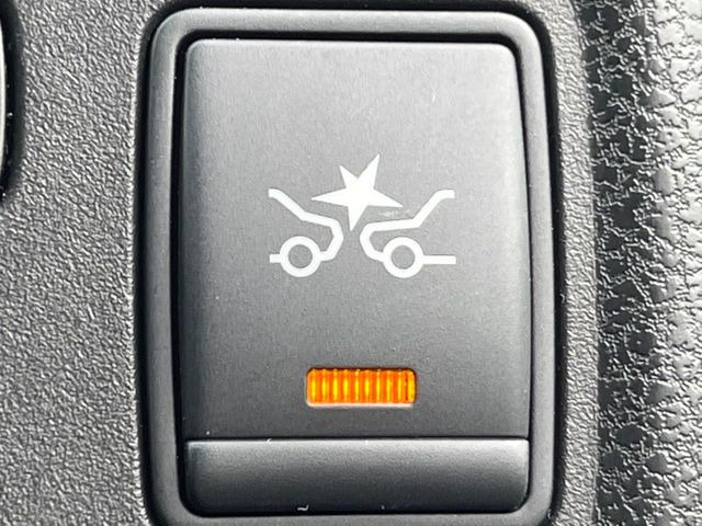 【エマージェンシーブレーキ】走行中に前方の車両等を認識し、衝突しそうな時は警報とブレーキで衝突回避と被害軽減をアシスト。より安全にドライブをお楽しみいただけます。
