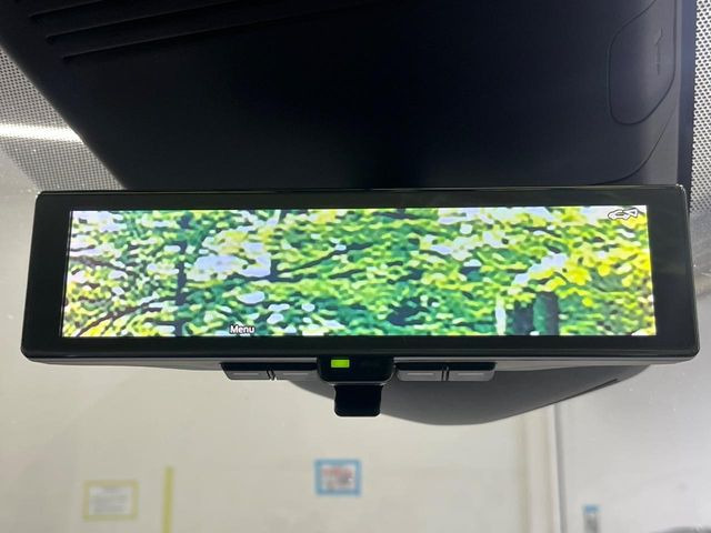 【インテリジェントルームミラー】後席の大きな荷物や同乗者で後方が確認しづらい時でも安心!カメラが撮影した車両後方の映像をルームミラー内に表示。クリアな視界で状況の確認が可能です!