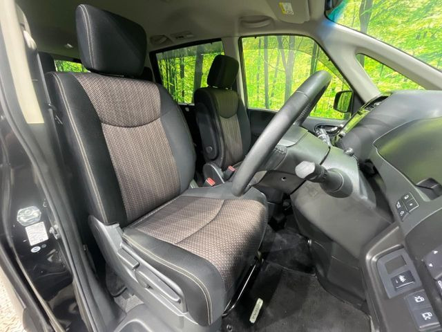 運転席まわりには十分なスペースがあり、大柄な方でもゆったり運転していただける環境です。