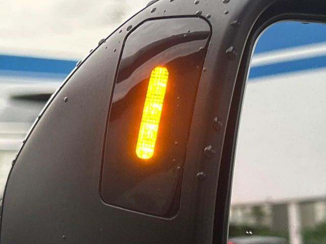 【リヤビークルディティクション】走行中、ドアミラーの死角になりやすい箇所に後続車が接近するとサイドミラー付近に警告を表示、ドライバーに注意喚起と、万一の際はハンドル操作をアシストをします。