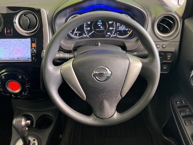 �C���e���A�ɍ��킹���f�U�C���̃X�e�A�����O�́A�^�]�������̂��Ƃ��l���A�^�]���₷���`��A�傫���ł��B�����x�A���ۂɐG���Ă��m���߂��������B