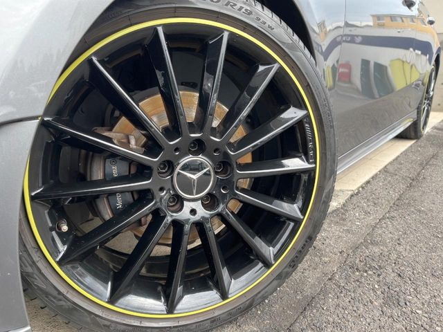 ●アルミホイール:輸入車ならではの卓越した走りを支えるホイールと足回りです!日本車の走りに慣れている方にもぜひ体感して頂きたいほど、高いレベルでまとまっています!