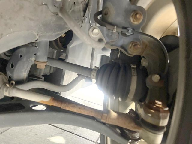 お車を安心してお乗りいただく為には、足回りの定期点検が欠かせません。サービスサポート(有償保証)では無料点検もご提供しており、安心のカーライフをお過ごしいただけるサポート体制が整っています。