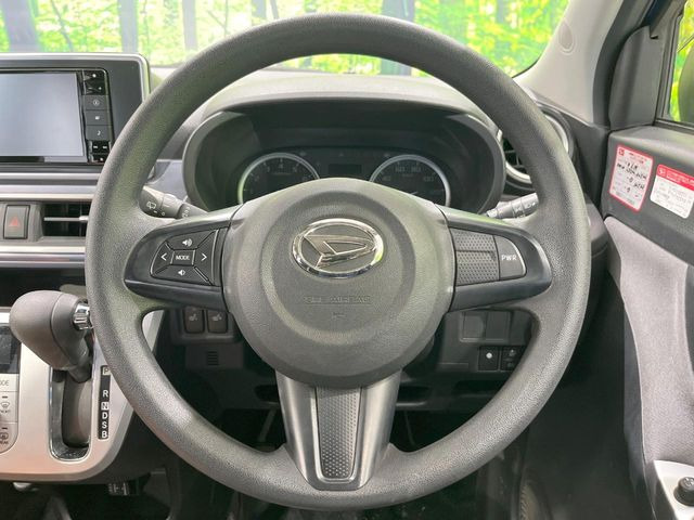 インテリアに合わせたデザインのステアリングは、運転される方のことも考え、運転しやすい形状、大きさです。是非一度、実際に触ってお確かめください。