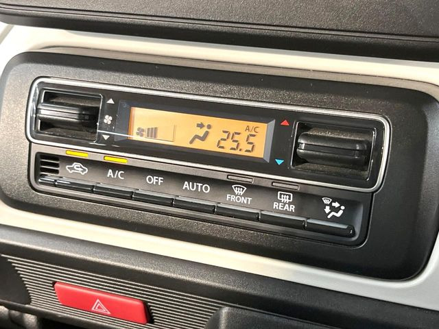 【オートエアコン】一度お好みの温度に設定すれば、車内の温度を検知し風量や温度を自動で調整。暑い&hellip;寒い&hellip;と何度もスイッチ操作をする必要はありません。快適な車内空間には必須の機能ですね♪