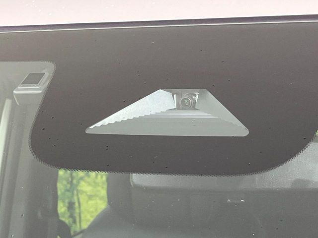 【ホンダセンシング】走行中に前方の車両等を認識し、衝突しそうな時は警報とブレーキで衝突回避と被害軽減をアシスト。より安全にドライブをお楽しみいただけます。
