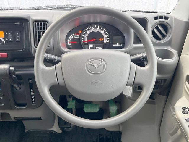 �C���e���A�ɍ��킹���f�U�C���̃X�e�A�����O�́A�^�]�������̂��Ƃ��l���A�^�]���₷���`��A�傫���ł��B�����x�A���ۂɐG���Ă��m���߂��������B