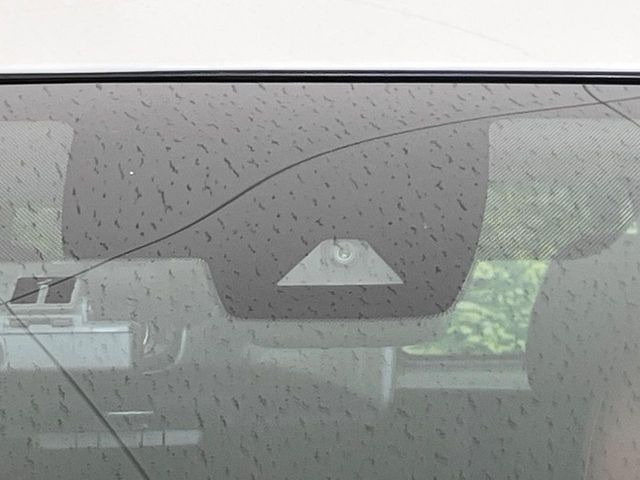 【インテリジェントエマージェンシーブレーキ】フロントカメラで前方の車両や歩行者を検知。衝突しそうな時は衝突被害軽減ブレーキが作動、衝突回避をサポート。より安全にドライブをお楽しみいただけます。