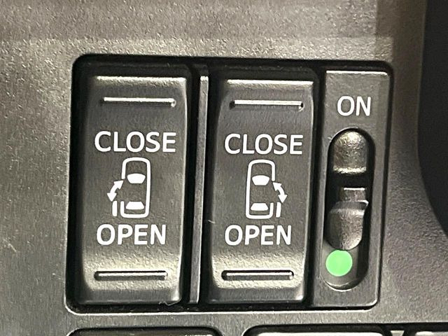 【両側パワースライドドア】スマートキーや運転席のスイッチで後席両側スライドドアの開閉が可能♪電動だから力を入れてドアを開ける必要が無く、小さなお子様でも簡単に開け閉めでき快適です♪