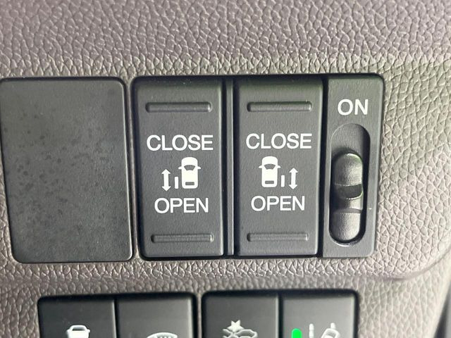 【両側パワースライドドア】スマートキーや運転席のスイッチで後席両側スライドドアの開閉が可能♪電動だから力を入れてドアを開ける必要が無く、小さなお子様でも簡単に開け閉めでき快適です♪