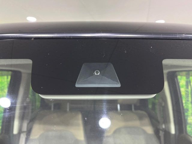 【ホンダセンシング】走行中に前方の車両等を認識し、衝突しそうな時は警報とブレーキで衝突回避と被害軽減をアシスト。より安全にドライブをお楽しみいただけます。