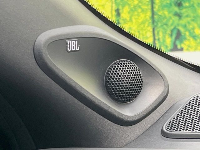 �yJBL�T�E���h�V�X�e���z���[�J�[�I�v�V�����̍��i�ʃT�E���h�V�X�e���𓋍ځB��p�̃`���[�j���O���{���ꂽ�召�l�X�ȃX�s�[�J�[����ǎ��ȃT�E���h���t�ł��A�Տꊴ���ӂ�鉹����Ԃ����o���܂��B