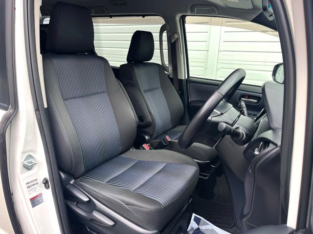 運転席まわりには十分なスペースがあり、大柄な方でもゆったり運転していただける環境です。