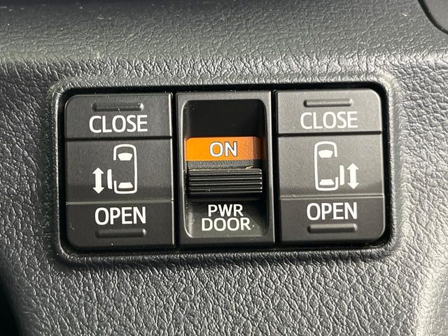 【両側スライドドア】駐車場で隣の車との間隔が狭く乗りにくい時、スライドドアなら安心!ドアオープン時も幅を取らず、開口部が広いので乗り降りがとっても簡単です。大きな荷物の出し入れも後席から可能♪