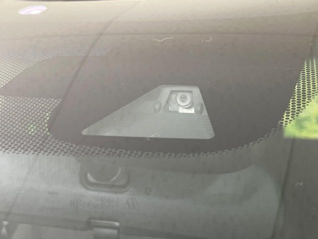 【ホンダセンシング】走行中に前方の車両等を認識し、衝突しそうな時は警報とブレーキで衝突回避と被害軽減をアシスト。より安全にドライブをお楽しみいただけます。
