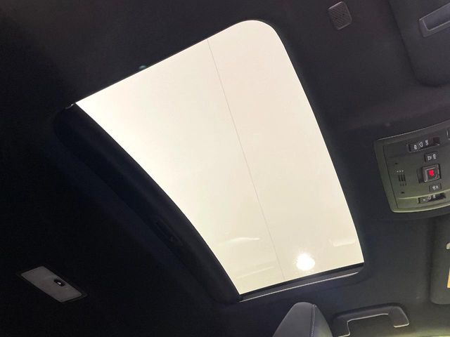 【サンルーフ】開放感たっぷりの希少装備、サンルーフが装着されています!車内に明かりを取り入れたり景色を楽しむ以外にも、車内の空気も簡単に換気できて快適です!