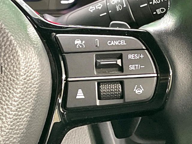 【アダプティブクルーズコントロール】高速道路での長距離走行が楽に!!自動で速度を保つクルーズコントロールが、衝突軽減システムと連携し、前方の車両を感知して車間を保つように速度調節してくれます!!