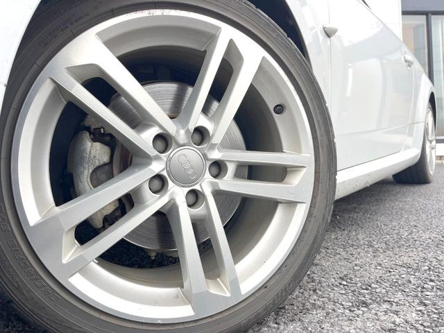 ●純正18インチアルミホイール:輸入車ならではの卓越した走りを支えるホイールと足回りです!日本車の走りに慣れている方にもぜひ体感して頂きたいほど、高いレベルでまとまっています!