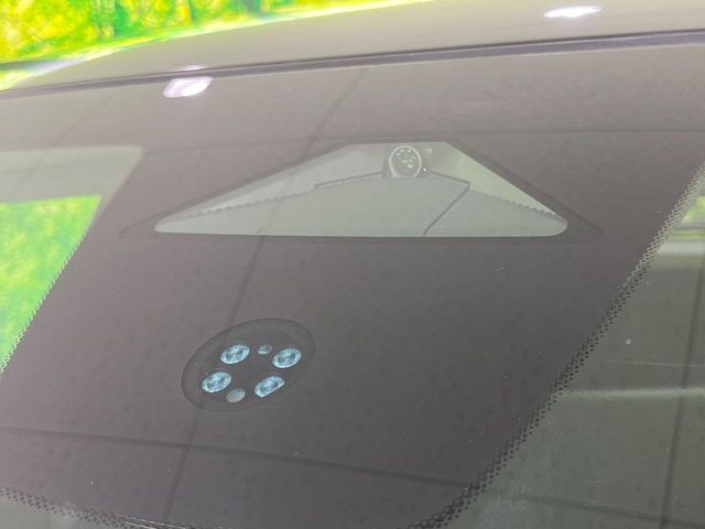 【ホンダセンシング】走行中に前方の車両等を認識し、衝突しそうな時は警報とブレーキで衝突回避と被害軽減をアシスト。より安全にドライブをお楽しみいただけます。