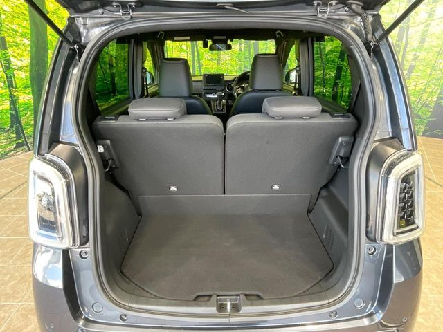 普段のお買い物や通勤、送迎等に十分な荷室スペースを確保しております。セカンドシートを倒すと、大きな荷物の積載も可能です♪