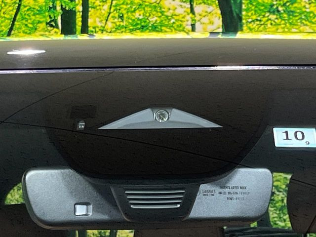 【スマートブレーキサポート】走行中に前方の車両等を認識し、衝突しそうな時は警報とブレーキで衝突回避と被害軽減をアシスト。より安全にドライブをお楽しみいただけます。