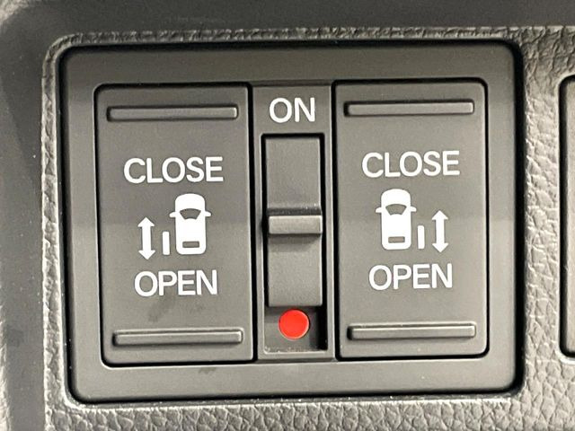 【両側パワースライドドア】スマートキーや運転席のスイッチで後席両側スライドドアの開閉が可能♪電動だから力を入れてドアを開ける必要が無く、小さなお子様でも簡単に開け閉めでき快適です♪