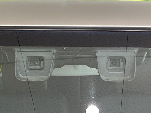 【デュアルカメラブレーキサポート】走行中に前方の車両等を認識し、衝突しそうな時は警報とブレーキで衝突回避と被害軽減をアシスト。より安全にドライブをお楽しみいただけます。