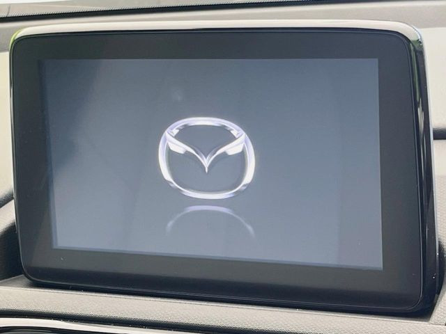 【マツダコネクトナビ】車内の雰囲気にマッチした一体型タイプのナビ。各種車輌設定やBluetooth再生等、様々な機能が楽しめます。直感的なダイヤル操作が可能で、使い勝手も良好です。