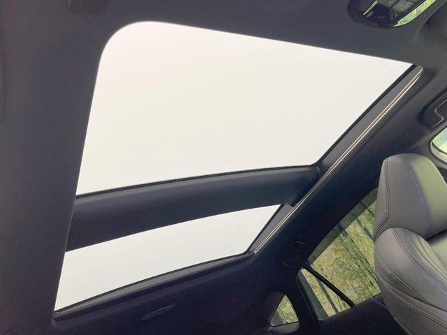 【調光パノラマルーフ】車内の解放感が一気に上がる大型パノラマルーフに調光機能がプラス!日差しが強い時、シェードを閉めなくてもガラスの透明度を調整することで心地よい明るさに♪