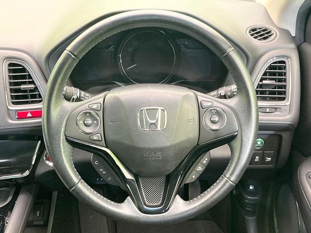 インテリアに合わせたデザインのステアリングは、運転される方のことも考え、運転しやすい形状、大きさです。是非一度、実際に触ってお確かめください。