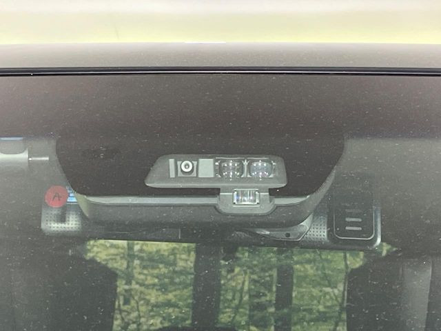 【三菱e-Assist】走行中に前方の車両等を認識し、衝突しそうな時は警報とブレーキで衝突回避と被害軽減をアシスト。より安全にドライブをお楽しみいただけます。