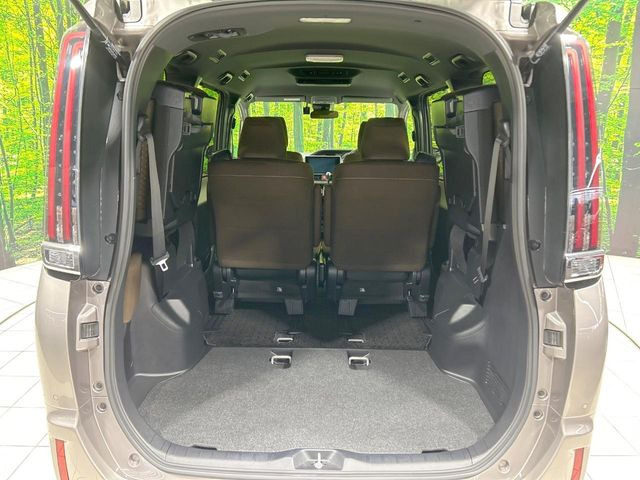 後席を格納すると、これだけの広さが!シーンに合わせたシートアレンジで、大きな荷物も積むことが出来ます♪