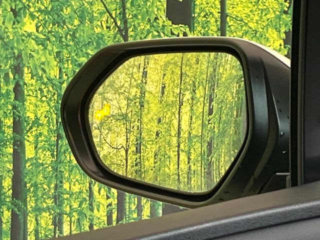 【ブラインドスポットモニター】走行中、ドアミラーの死角になりやすい箇所に後続車が接近するとサイドミラーのレンズに警告を表示!ドライバーに注意喚起をしてくれます。