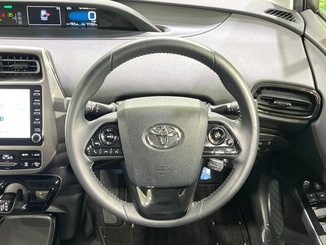 【純正革巻きステアリング】上質な革を使用することで、手にしっかり馴染みとても運転しやすいハンドルです♪