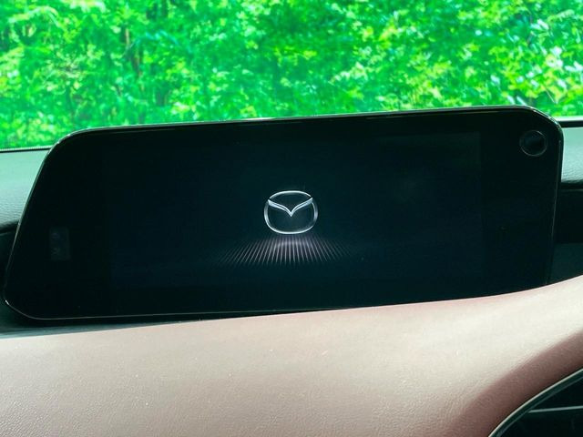 【8.8インチマツダコネクト】車内の雰囲気にマッチした大型のディスプレイ。スマホ接続でのナビ使用やBluetooth再生等、様々な機能が楽しめます。直感的なダイヤル操作が可能で、使い勝手も良好です。