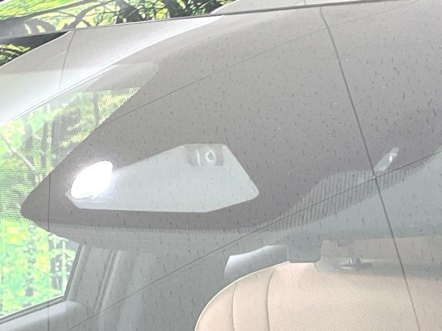 【プリクラッシュセーフティ】前方の車両等を検知し、衝突しそうな時は警報で注意を促し、ブレーキを踏む力をサポート。ブレーキを踏めなかった場合は衝突被害軽減ブレーキが作動、衝突回避をサポートします。