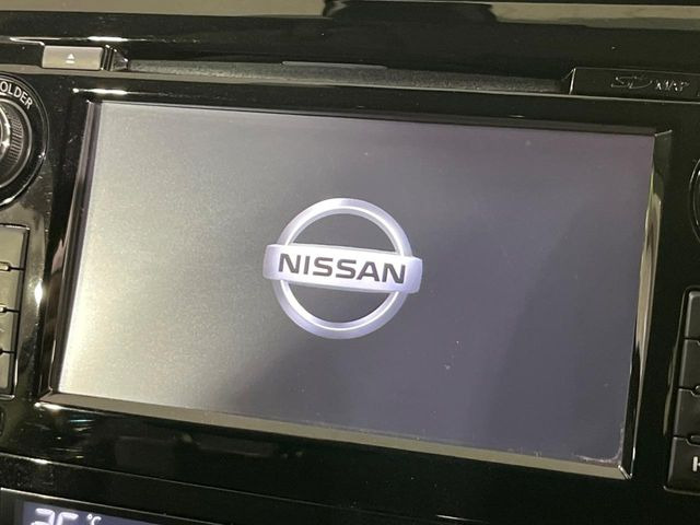 【メーカー純正ナビ】インテリアに溶け込むスタイリッシュな「専用設計」メーカーナビを装備♪視認性や操作性など基本性能にも優れ、より上質なカーライフをお楽しみいただけます。