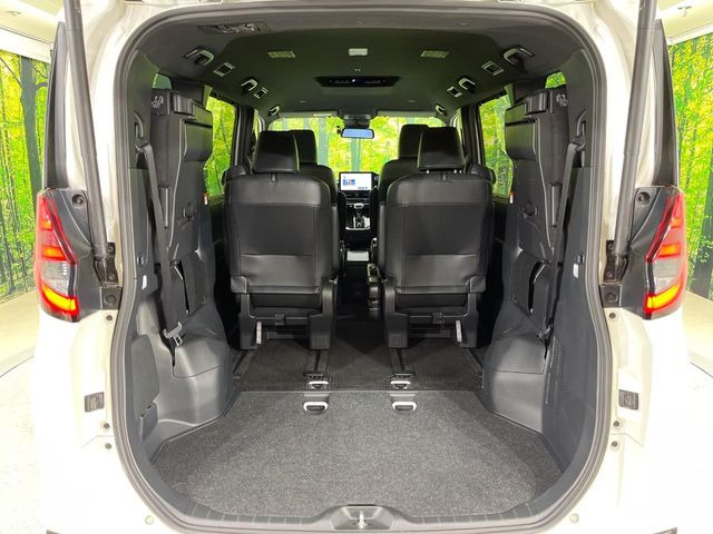 普段のお買い物や通勤、送迎等に十分な荷室スペースを確保しております。セカンドシートを倒すと、大きな荷物の積載も可能です♪