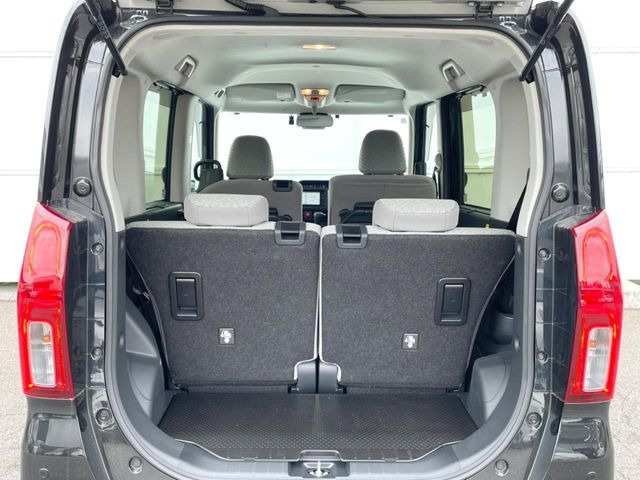 普段のお買い物や通勤、送迎等に十分な荷室スペースを確保しております。セカンドシートを倒すと、大きな荷物の積載も可能です♪