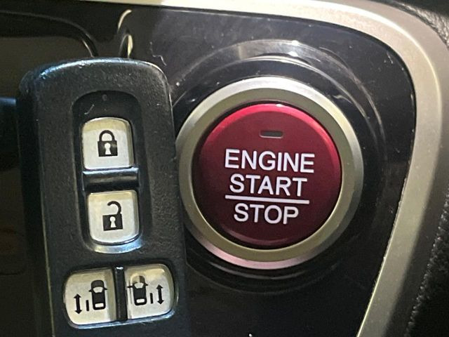 �yHonda�X�}�[�g�L�[�z�J�o����|�P�b�g�ɓ��ꂽ�܂܂ł��h�A�̎{���E�������\�ȃX�}�[�g�L�[�𑕔��B�G���W���̃I���E�I�t�����J�M�����o���K�v����������Ƃ��Ă��֗��ł���