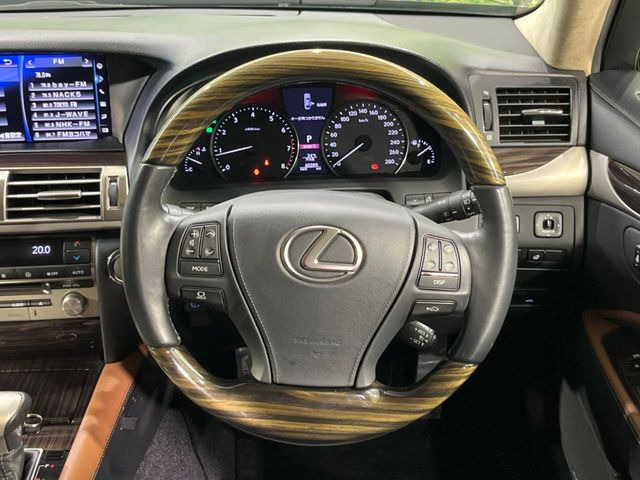 インテリアに合わせたデザインのステアリングは、運転される方のことも考え、運転しやすい形状、大きさです。是非一度、実際に触ってお確かめください。
