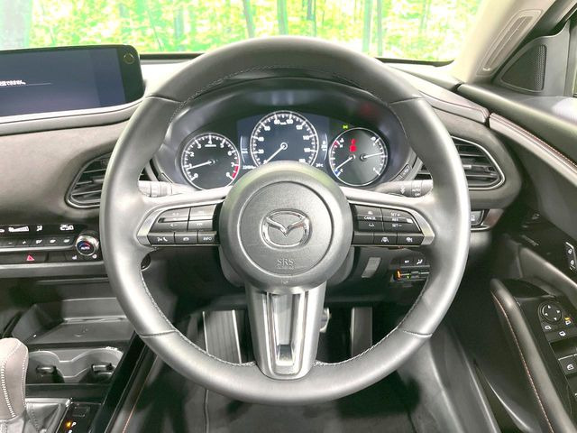 【ステアリングヒーター】冬場に冷たくなりやすい革巻きステアリングを、スイッチ一つで素早く適温に!エアコンよりも早く温まってくれるので、寒い日の運転も快適になりますね♪