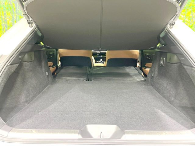 積み下ろしのしやすいデッキにはたっぷりと荷物を積み込んでいただけます。遊びから仕事まで、様々なシーンで頼れます♪
