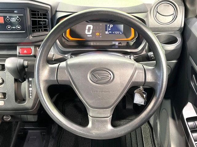 インテリアに合わせたデザインのステアリングは、運転される方のことも考え、運転しやすい形状、大きさです。是非一度、実際に触ってお確かめください。
