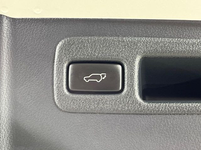 【パワーバックドア】スマートキーや運転席のボタンを押すだけでリアゲートが自動で開閉します!荷物を持っている時や、高い位置にあるバックドアを閉める際に便利な機能です♪