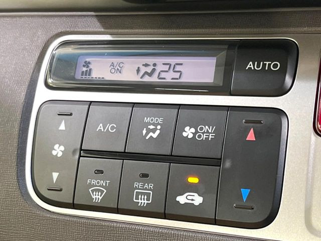 【オートエアコン】一度お好みの温度に設定すれば、車内の温度を検知し風量や温度を自動で調整。暑い&hellip;寒い&hellip;と何度もスイッチ操作をする必要はありません。快適な車内空間には必須の機能ですね♪