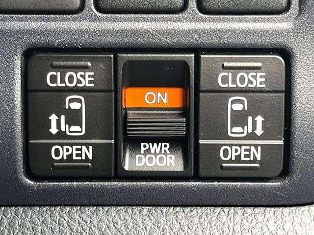 【両側パワースライドドア】スマートキーや運転席のスイッチで後席両側スライドドアの開閉が可能♪電動だから力を入れてドアを開ける必要が無く、小さなお子様でも簡単に開け閉めでき快適です♪