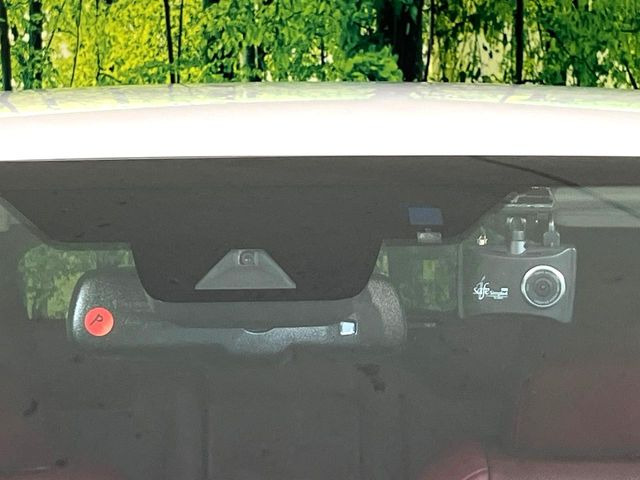 【プリクラッシュセーフティ】前方の車両等を検知し、衝突しそうな時は警報で注意を促し、ブレーキを踏む力をサポート。ブレーキを踏めなかった場合は衝突被害軽減ブレーキが作動、衝突回避をサポートします。